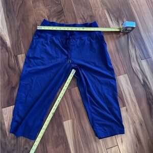 Women’s Lululemon cropped Blue Pants